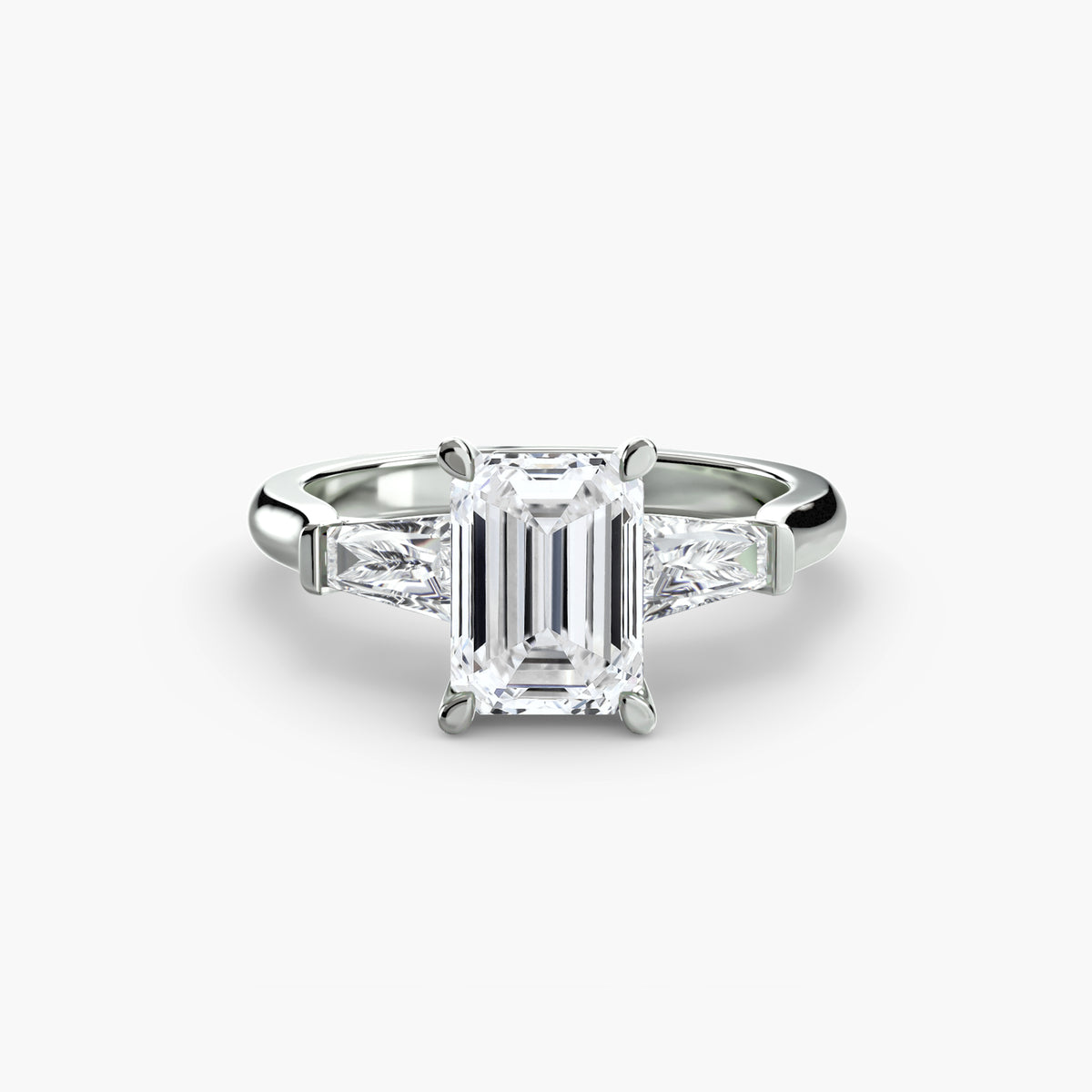 Solitaire Ring with tapered Baguettes