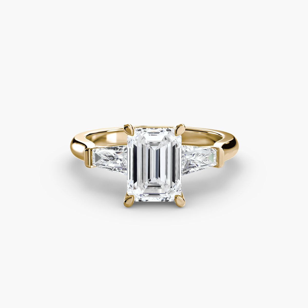 Solitaire Ring with tapered Baguettes